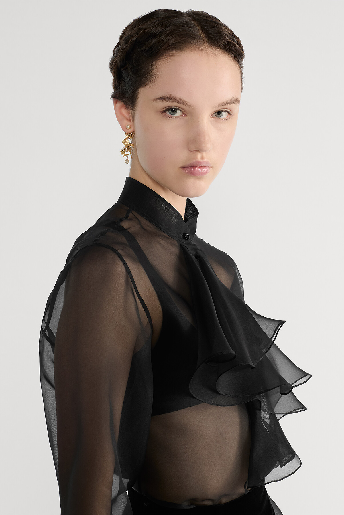 衬衫 黑色桑蚕丝欧根纱效果面料搭配荷叶边衣领 