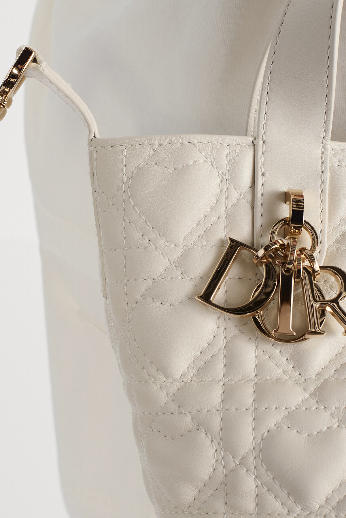 微型 Dior Toujours 竖版手袋 奶白色牛皮革藤格纹心形图案 