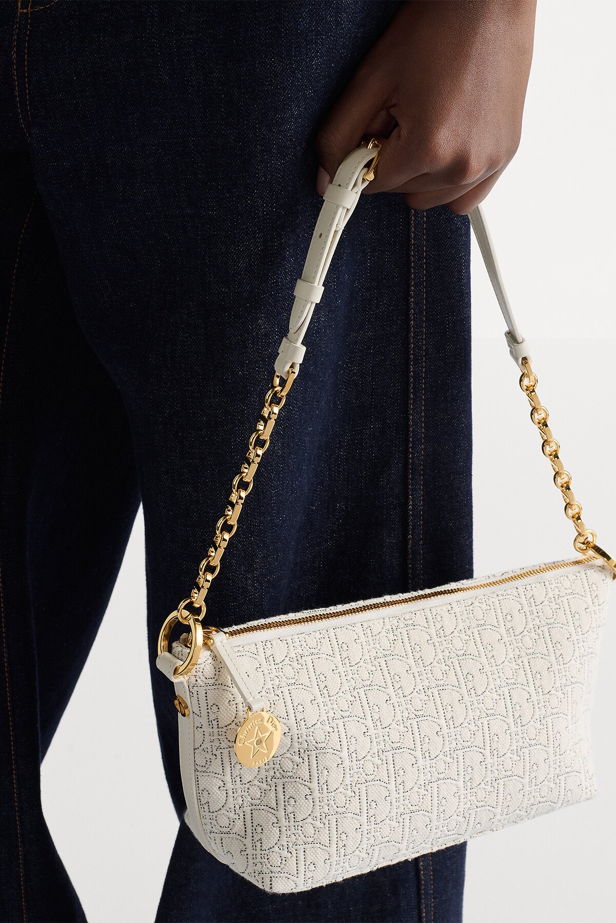 Diorstar 链条水饺包 白色 Oblique 印花面料搭配对比鲜明的黑色缉面线 