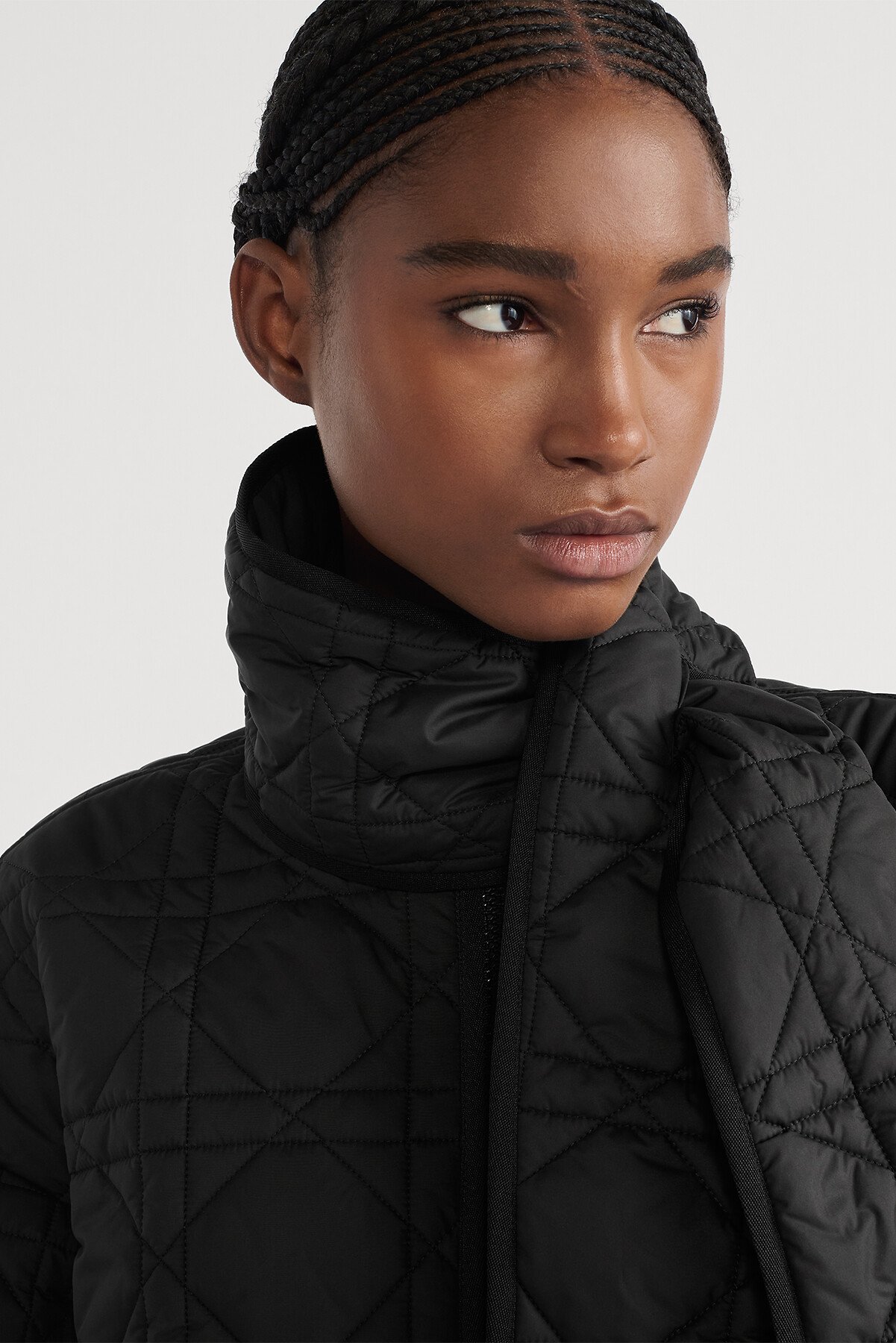 頸巾衣領大型藤格紋圖案大褸 黑色絎縫科技塔夫綢 