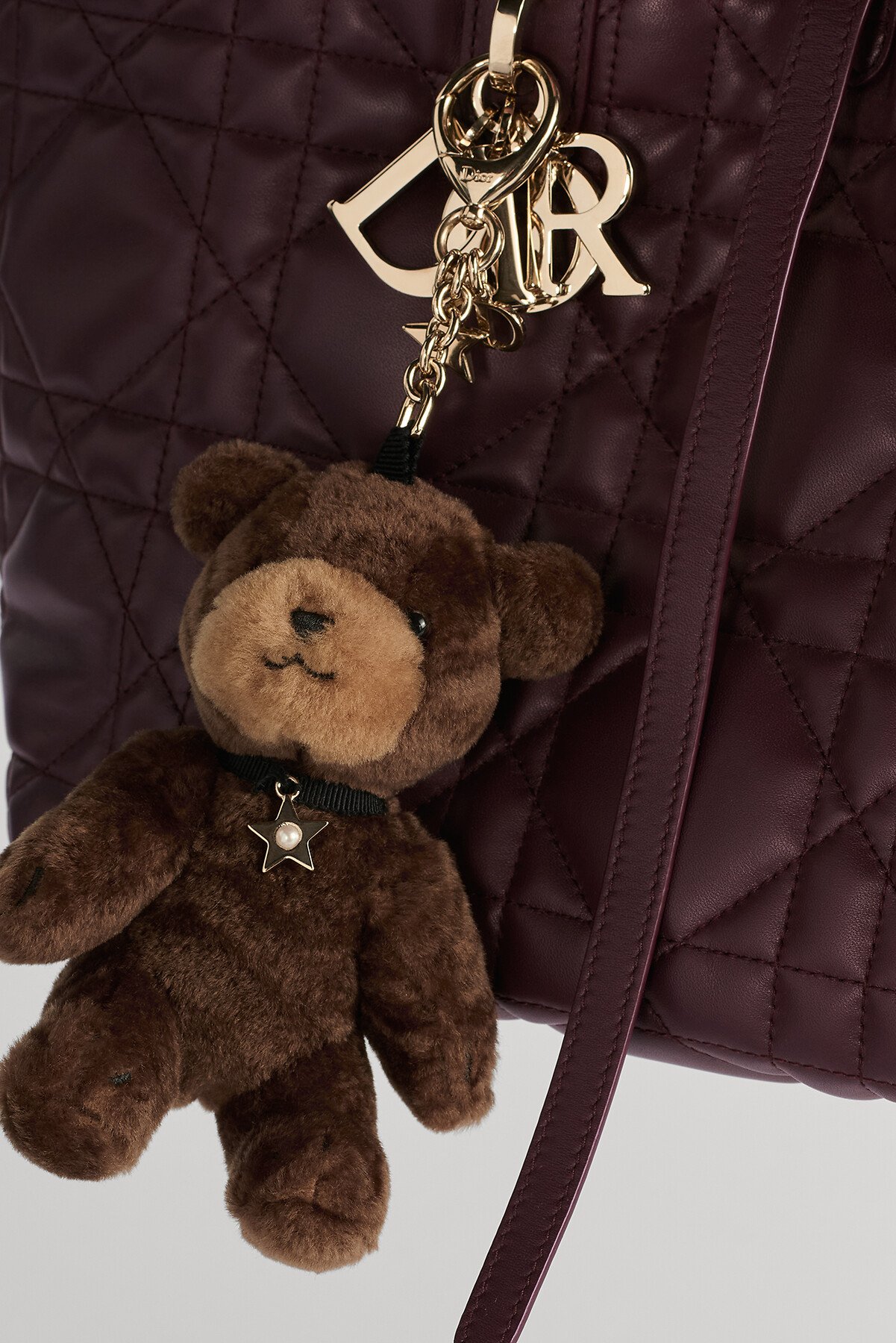 Bijou de sac ourson Laine d'agneau marron, métal finition doré pâle et perles en résine blanche 