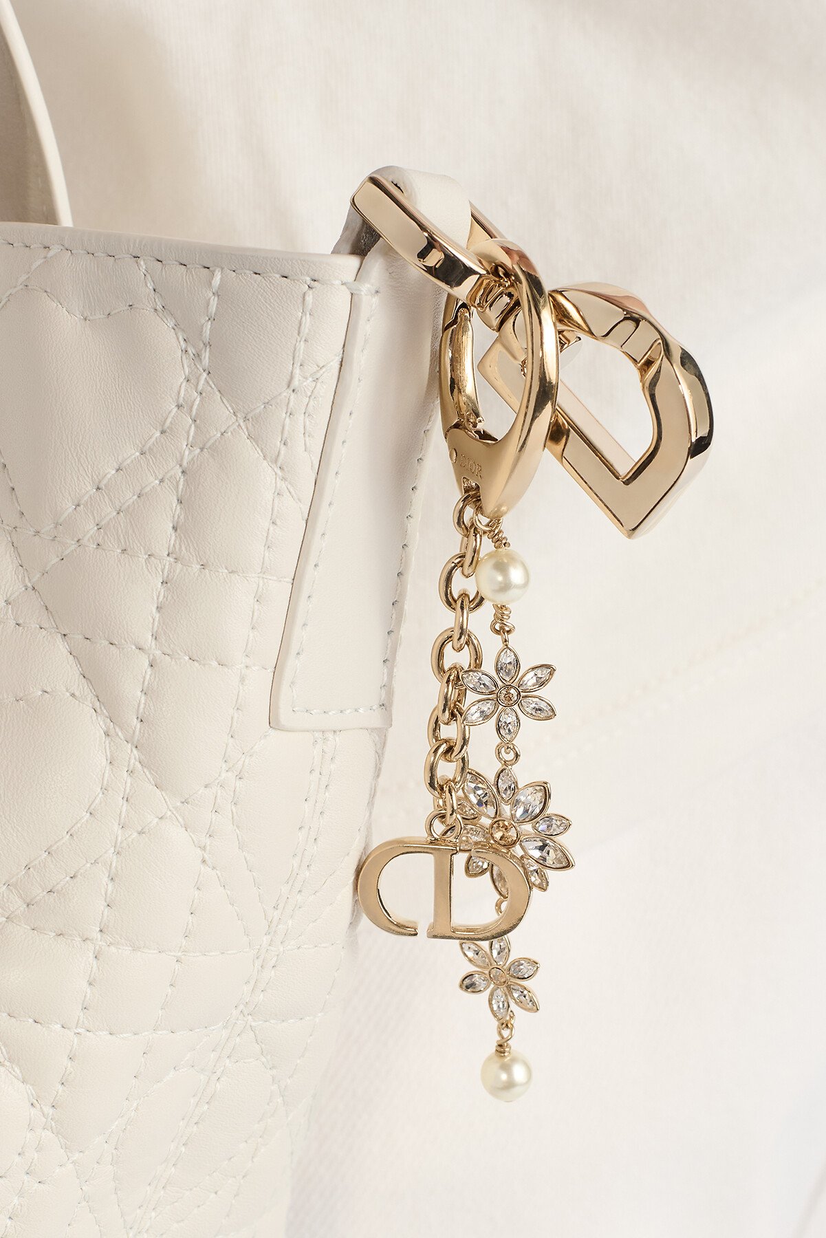 Fleur de Glace 手袋吊饰 浅金色饰面金属搭配白色树脂珠饰、金色调和银色调晶体装饰 