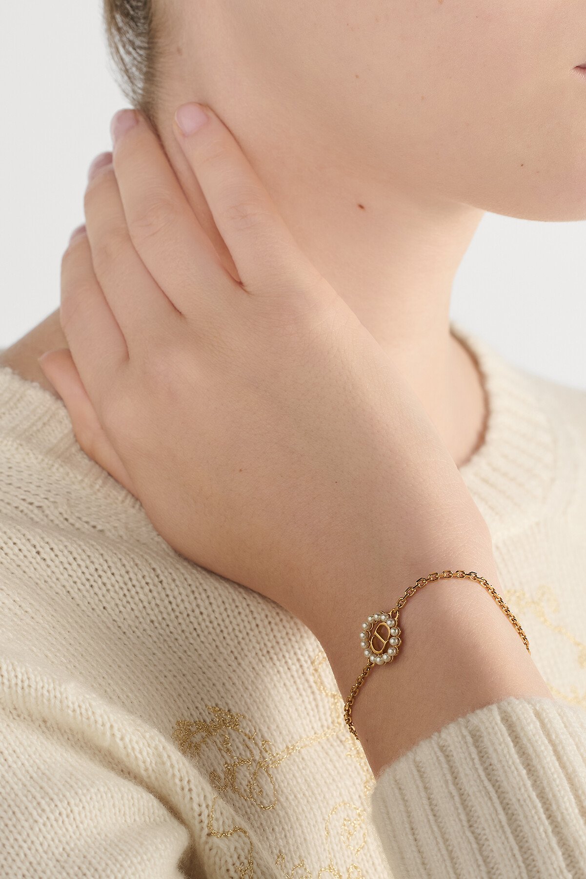 Petit CD Circle 팔찌 골드 피니시 메탈 & 화이트 레진 진주 