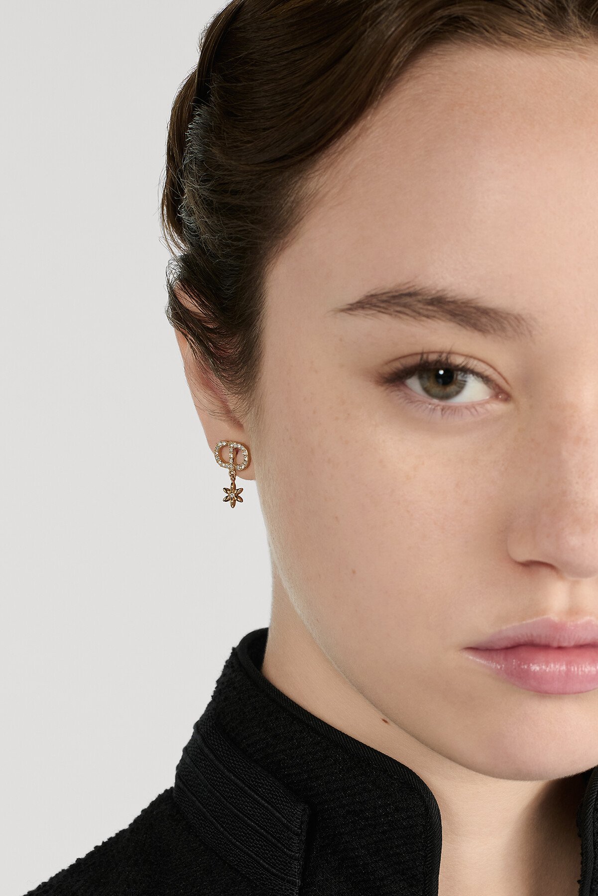 Petit CD Daisy 耳環 淡金色飾面金屬、白色樹脂珍珠和銀色色調水晶 