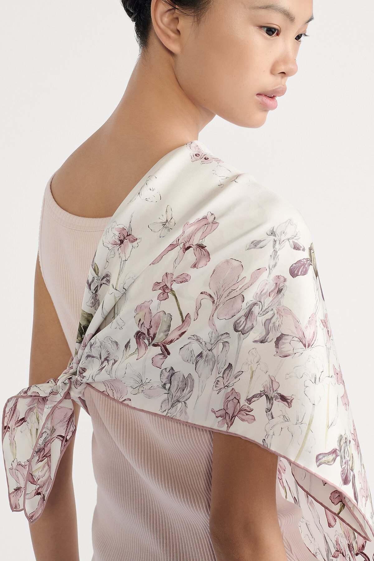 Butterflies & Iris 90 스퀘어 스카프 파우더 핑크 멀티 컬러 실크 트윌 