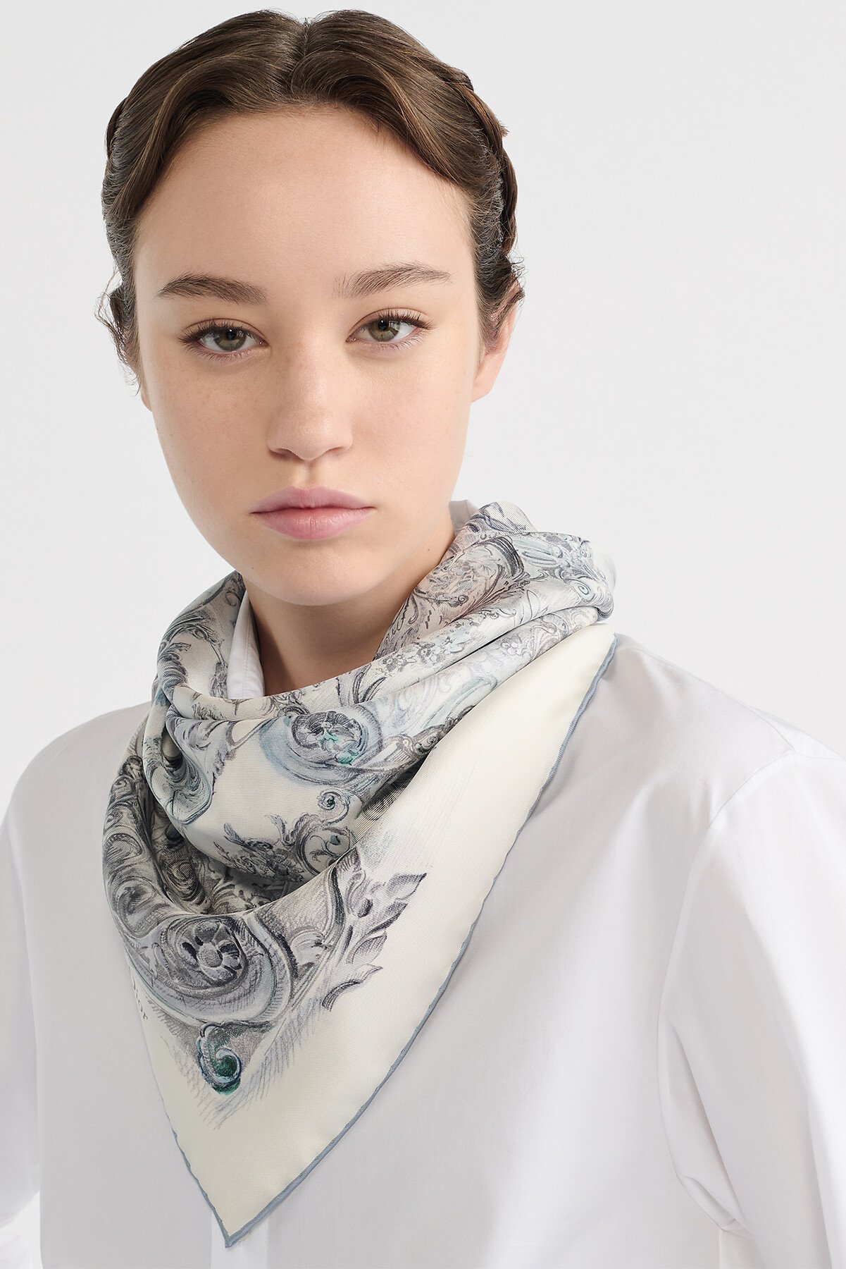 Carré 90 Dior Stella Baroque Twill de soie blanche et bleue 