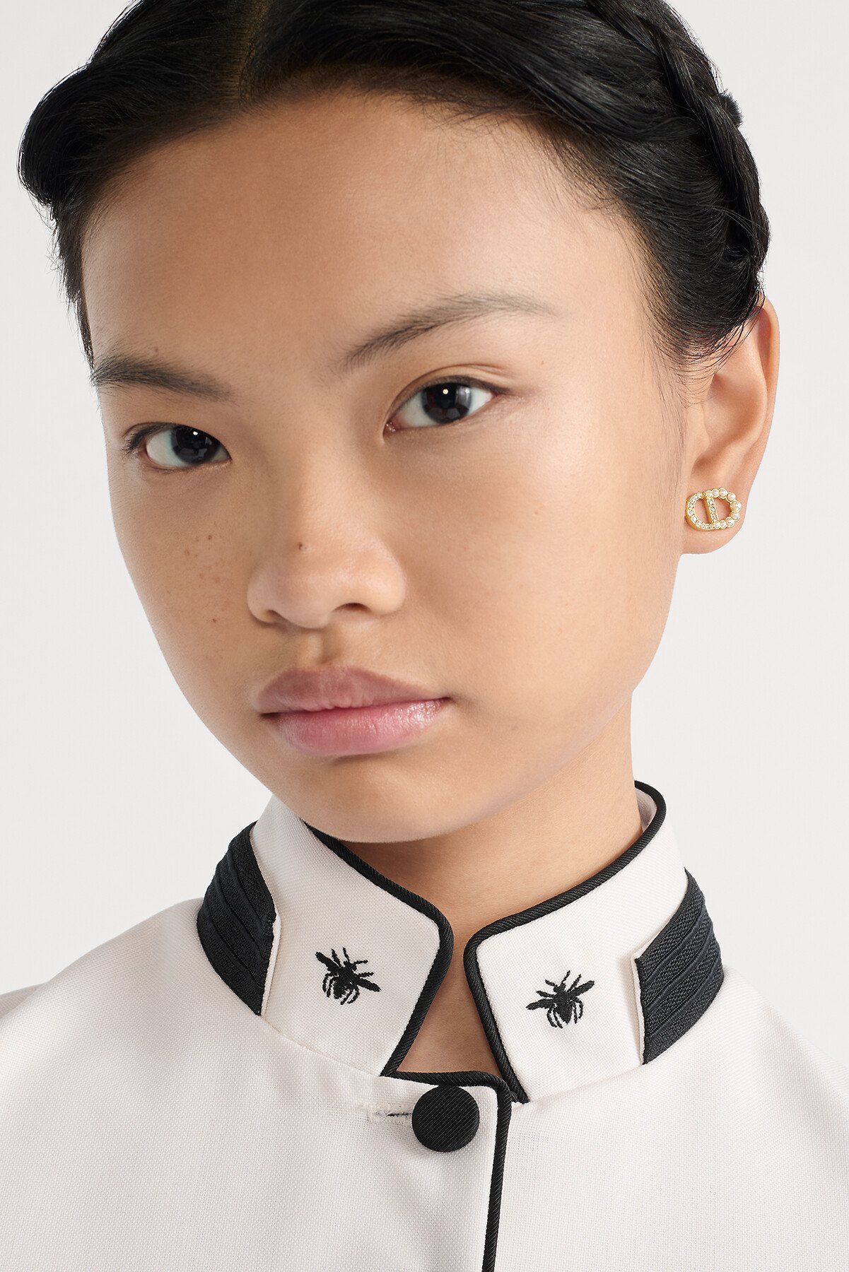 Petit CD Duo 耳钉 金色饰面金属、白色树脂珠饰和白色晶体装饰 