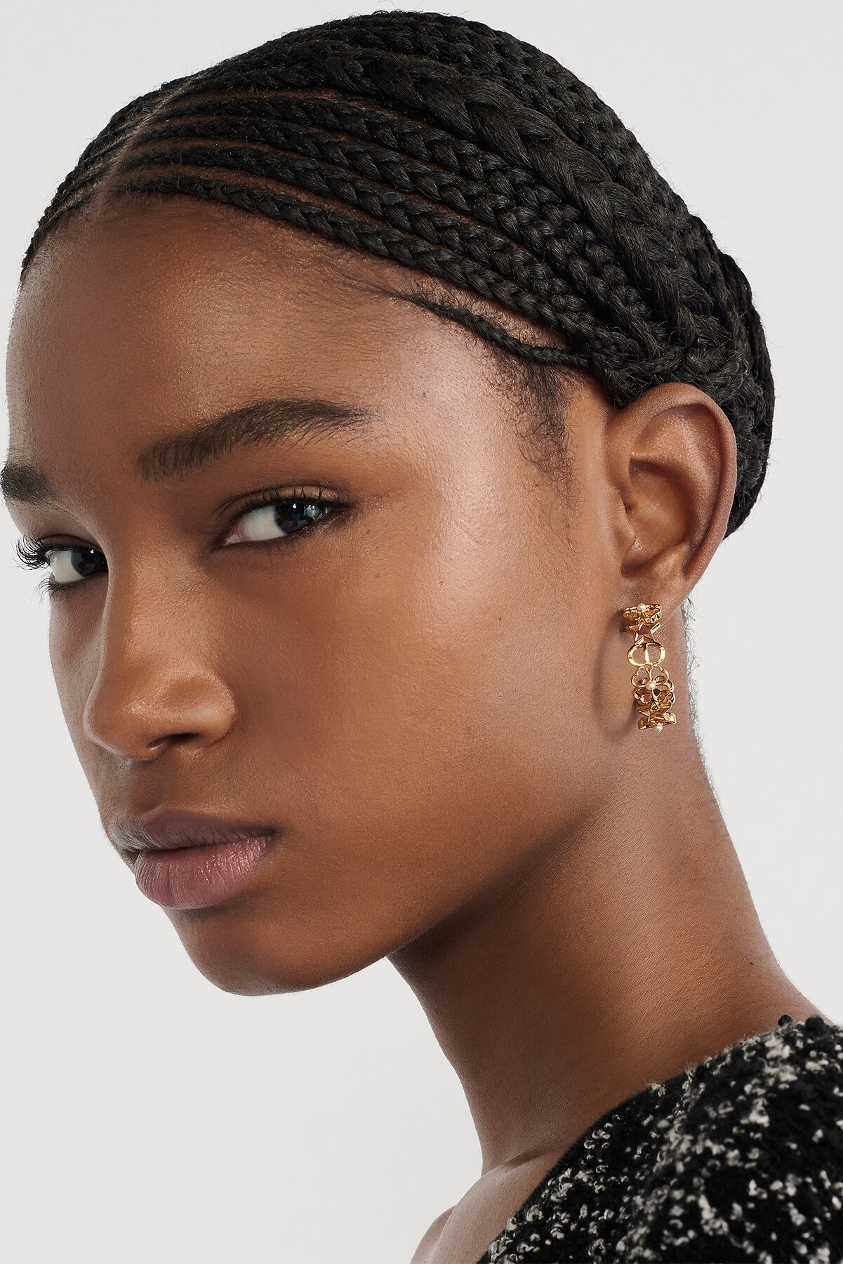 Boucles d'oreilles créoles Dior Lucky Lace Métal finition dorée et perles en résine blanche 