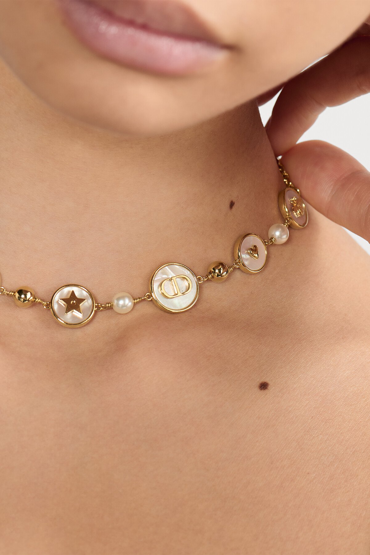 D-Luck 短款项链 金色饰面金属、白色树脂珠饰和白色珍珠母贝装饰 