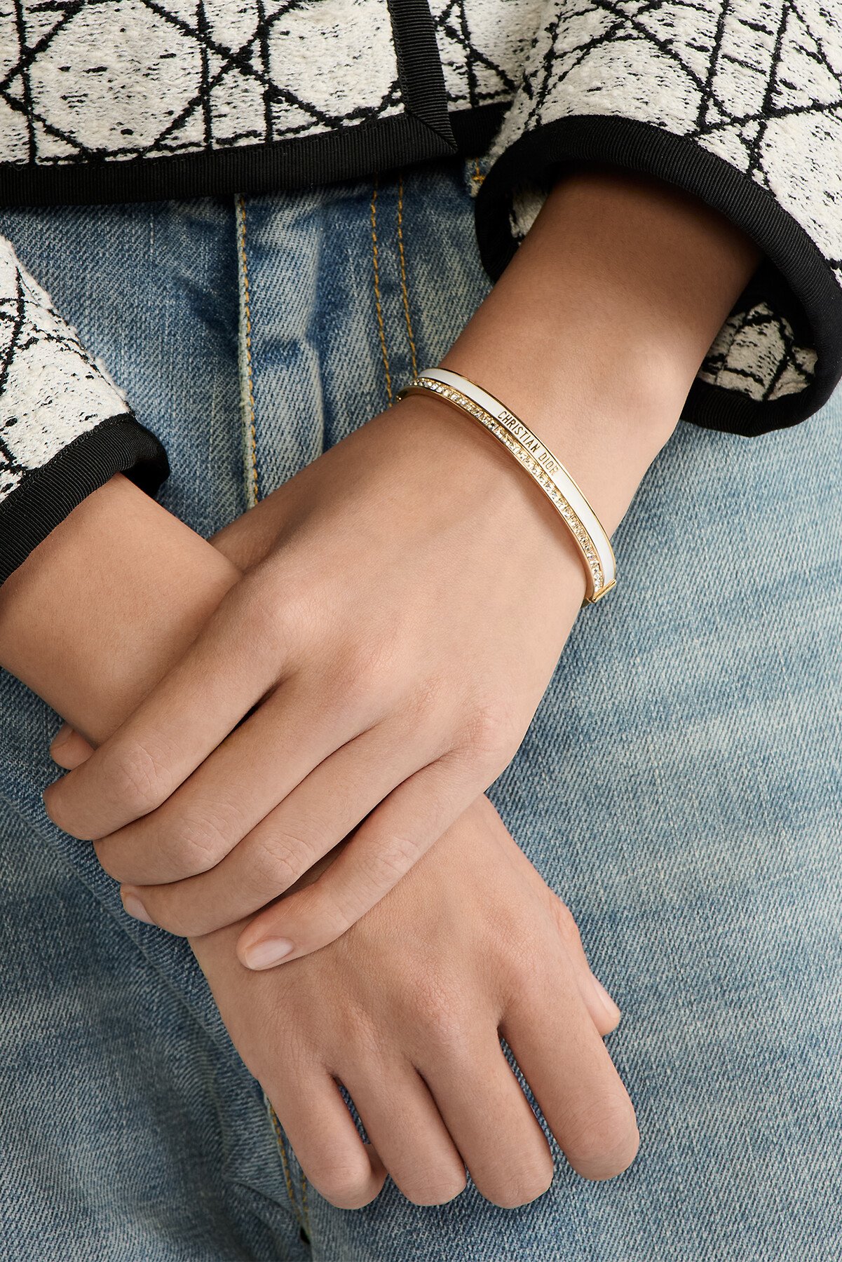 Dior Night Code 手镯 金色饰面金属、白色晶体和白色涂漆装饰 