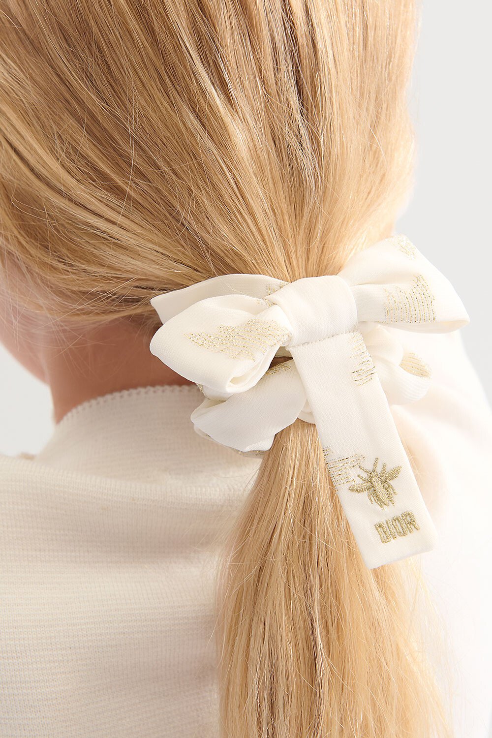 Coleteros Dior Kids Gabardina de algodón rosa palo, crepé rosa palo con lentejuelas doradas y chifón marfil con abejas de jacquard dorado