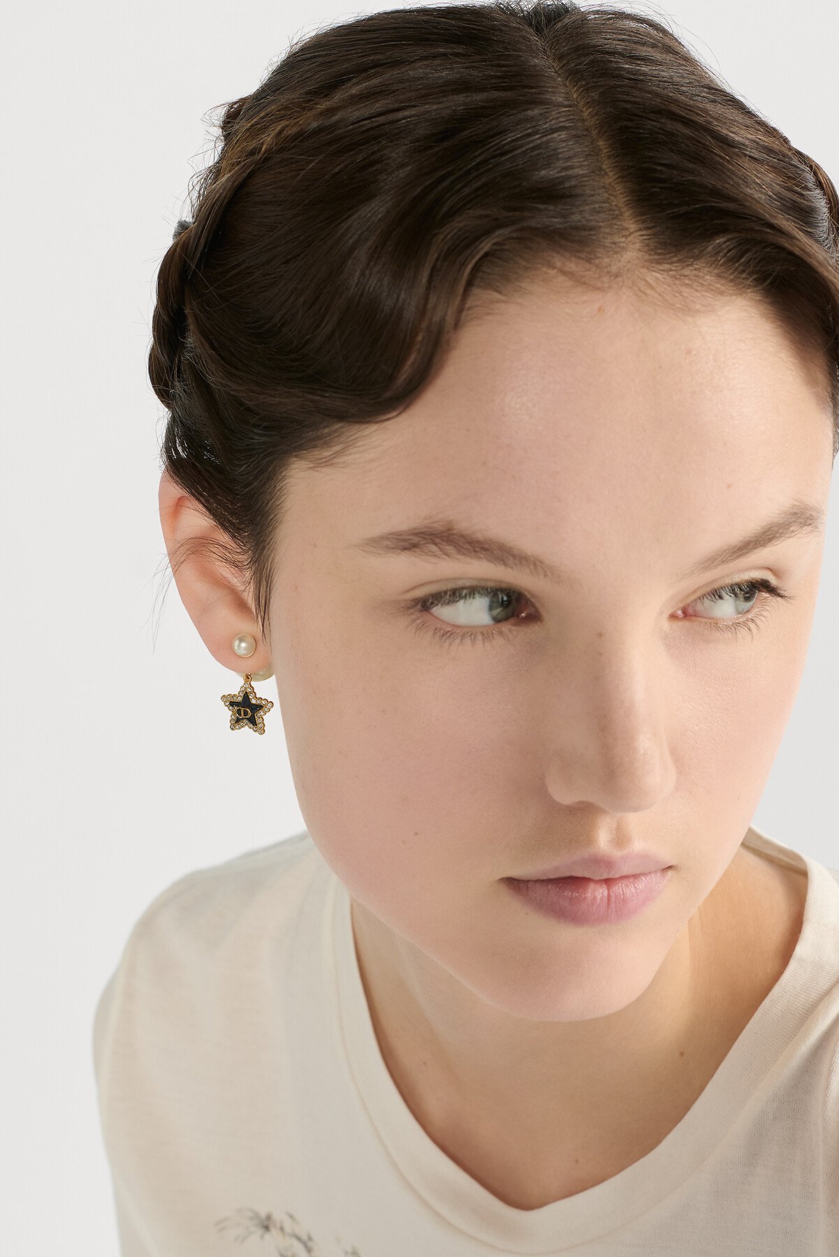 Dior Tribales 耳环 金色饰面金属、白色树脂珠饰、银色调晶体和深海蓝色玻璃装饰 