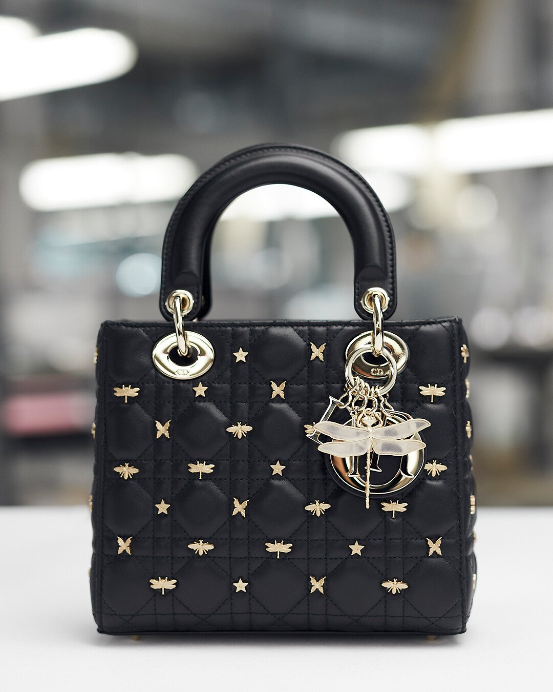 DIOR | うっとりするようなスタッズを施した「レディ ディオール