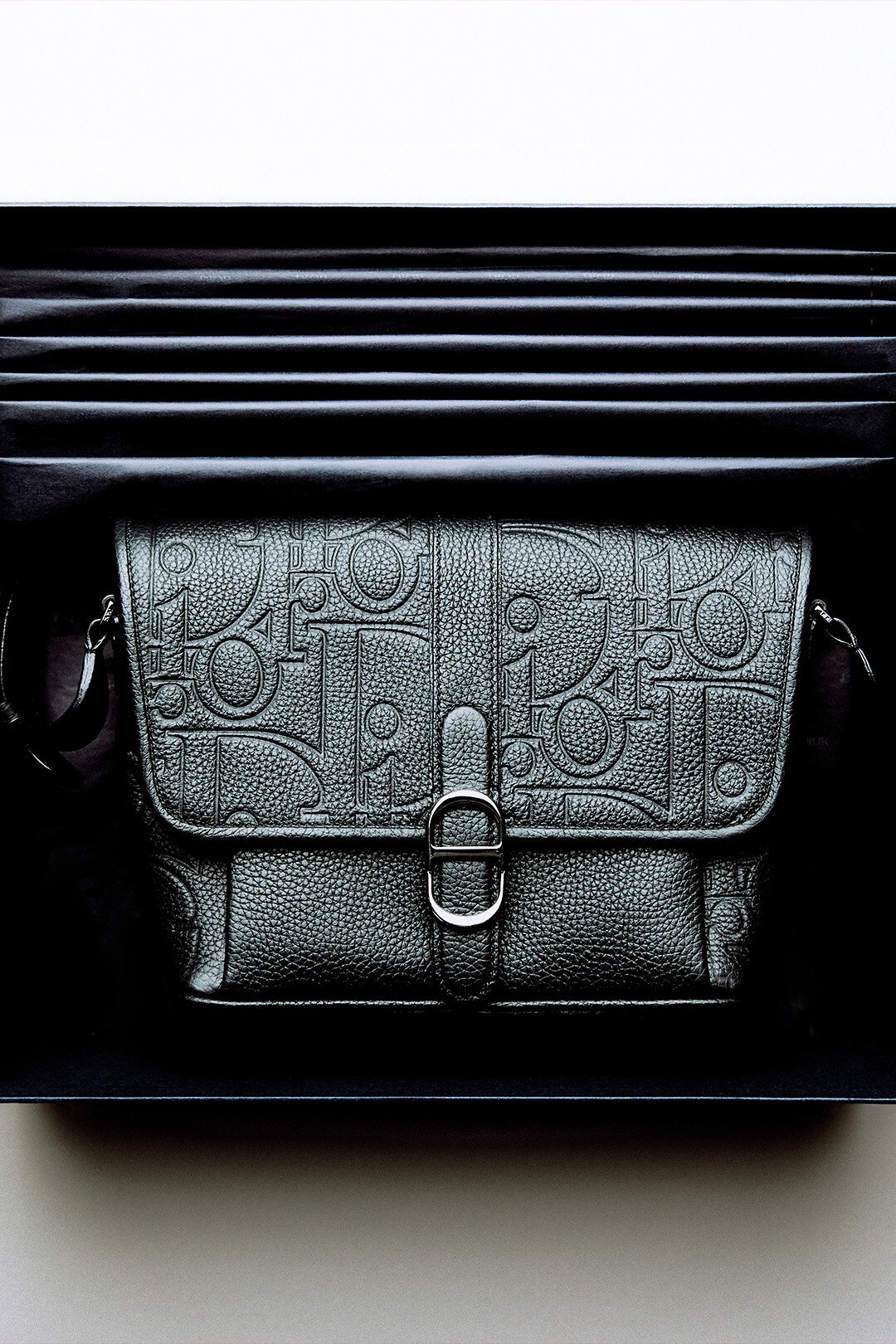 Large Dior Daily Messenger Bag with Flap aria_man_viewcode_e01