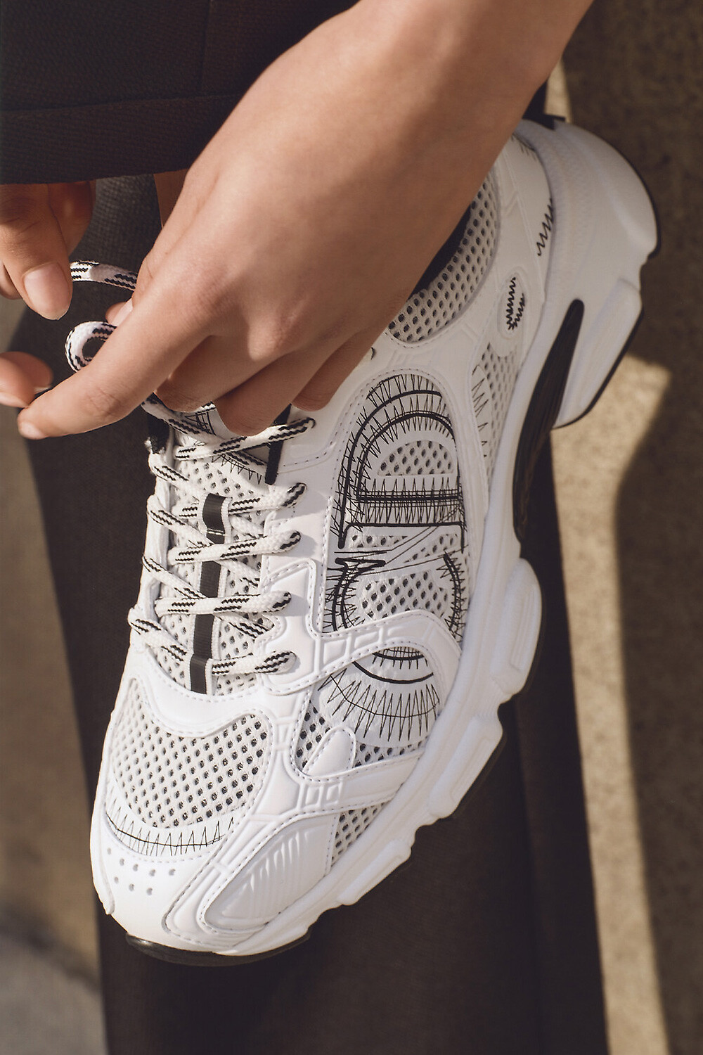 【機能性もデザイン性抜群】◆Dior◆ Dior Chrono スニーカー Dior Chrono Sneaker White Mesh with Nude and Silver-Tone