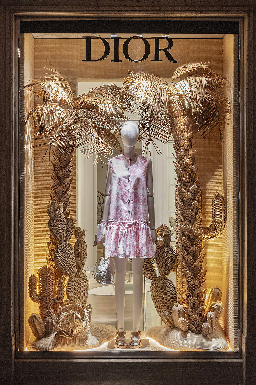 DIOR | 「ディオリビエラ」のウィンドウディスプレイ - news