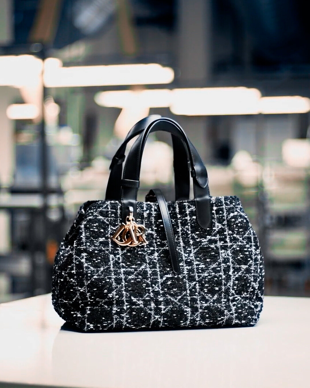 中号Dior Toujours 手袋黑色粗花呢白色藤格纹图案| DIOR