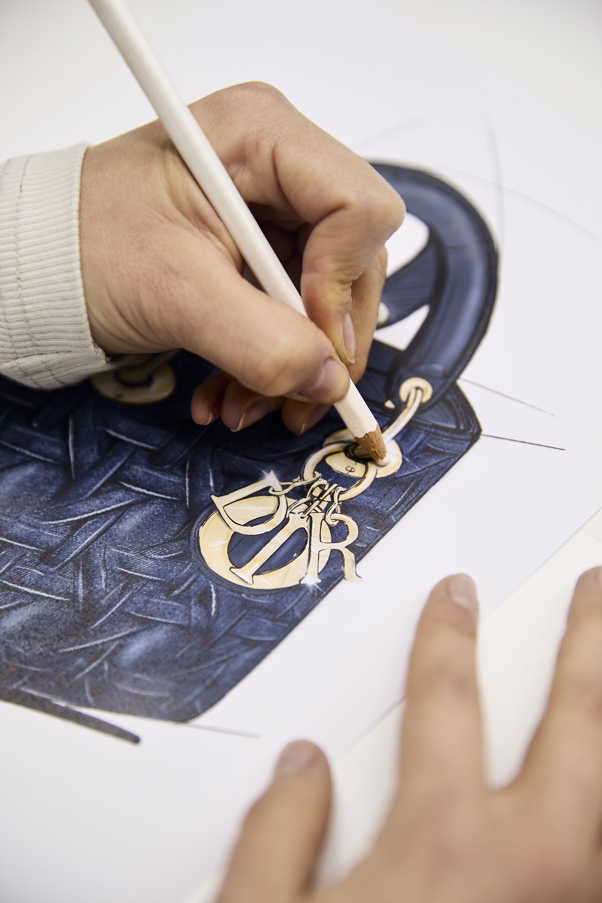 DIOR | 「グラフィック カナージュ」をあしらった、ブルー