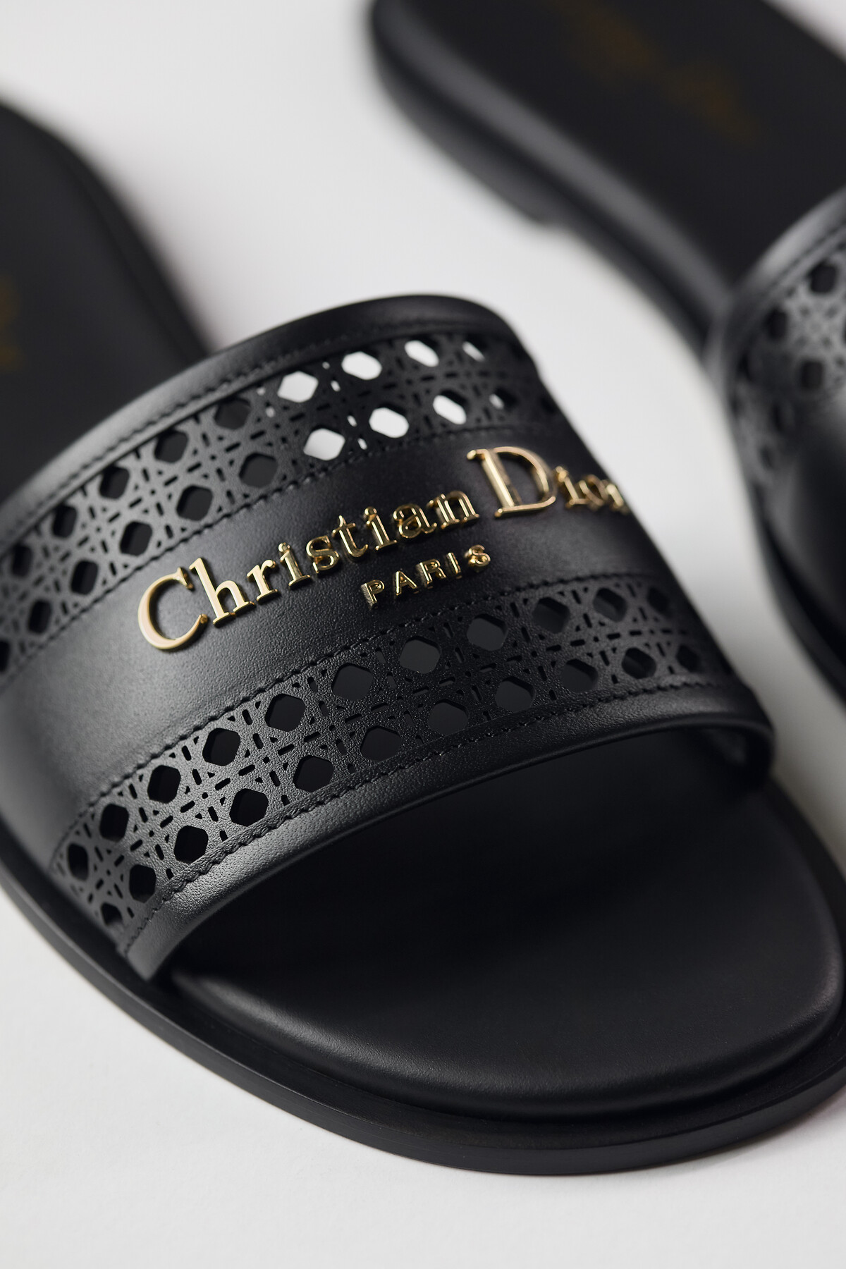 DIOR | 魅惑の「D-レーン」ミュール - news-savoir-faire