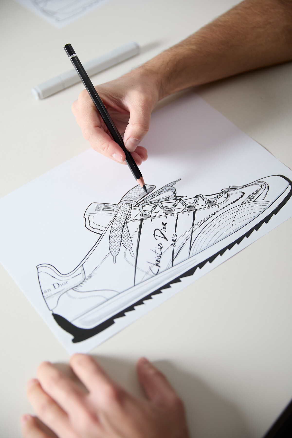 【足元を可愛く♡】Dior D-Sketch スニーカー ディオール」が新作スニーカーを発売 鉛筆のスケッチを手作業で